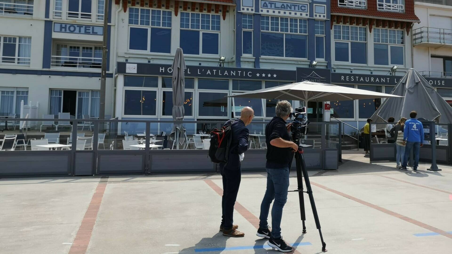 en tournage devant l'atlantic