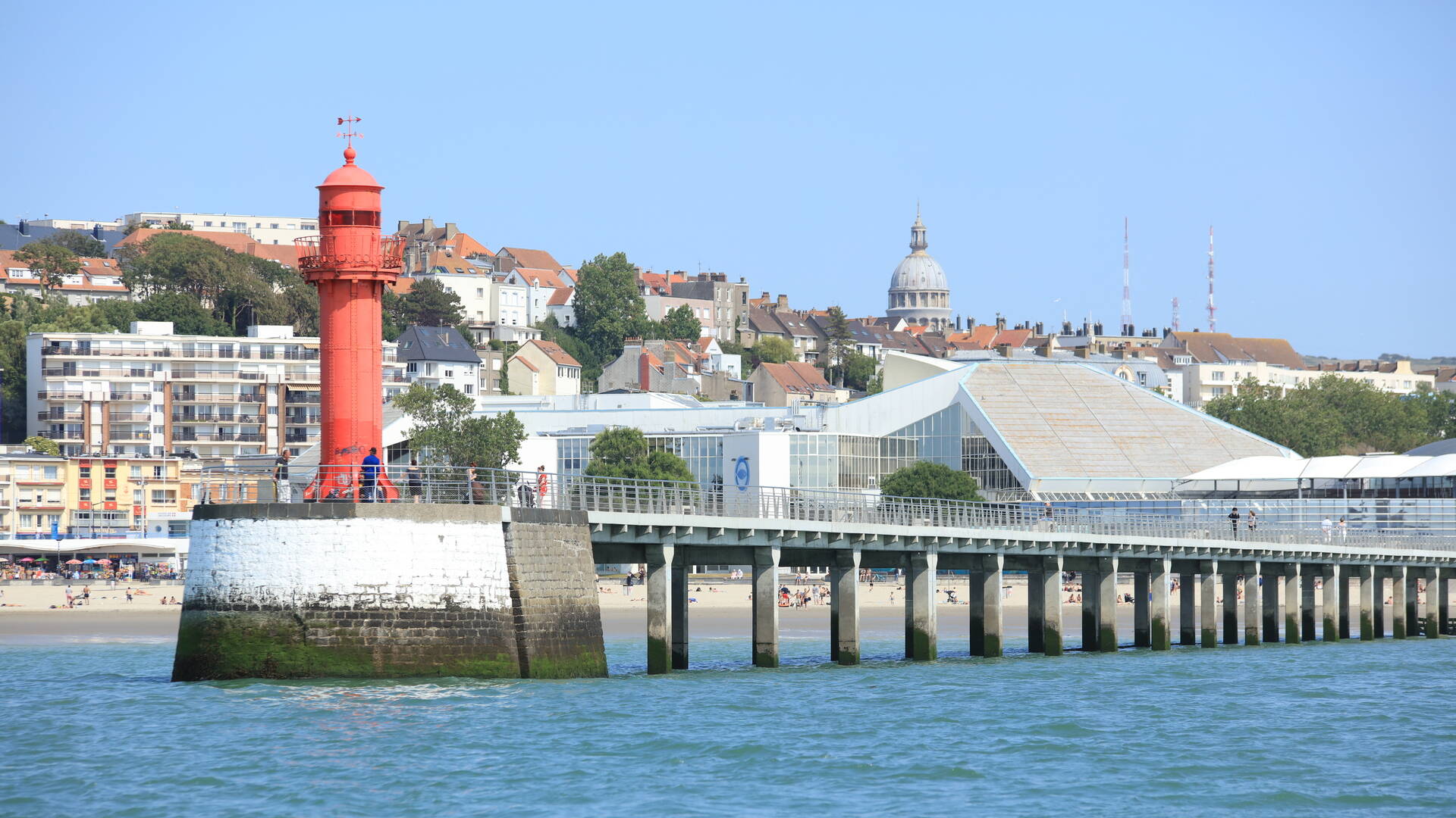 digue avec le phare rouge