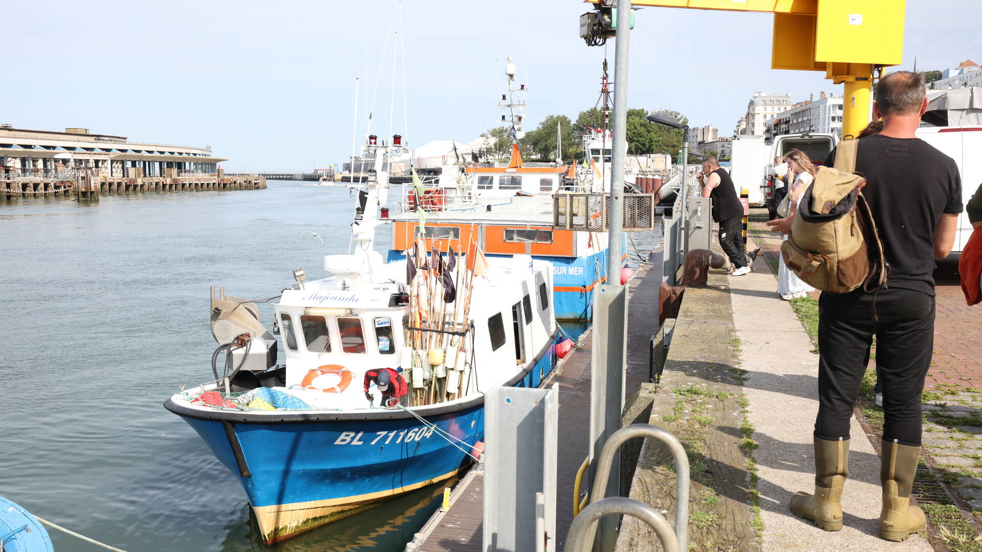 Débarque du poisson sur le port